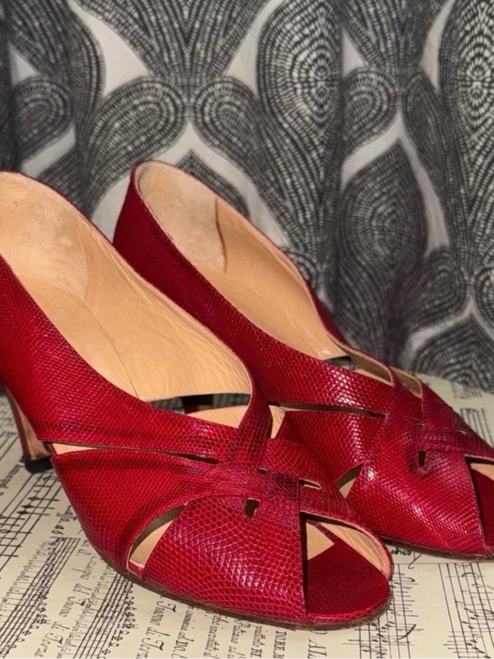 Bottega Veneta Vintage Red Lizard Print Cutout Peep Toe Heels SZ 7.5 - Picture 5 of 8